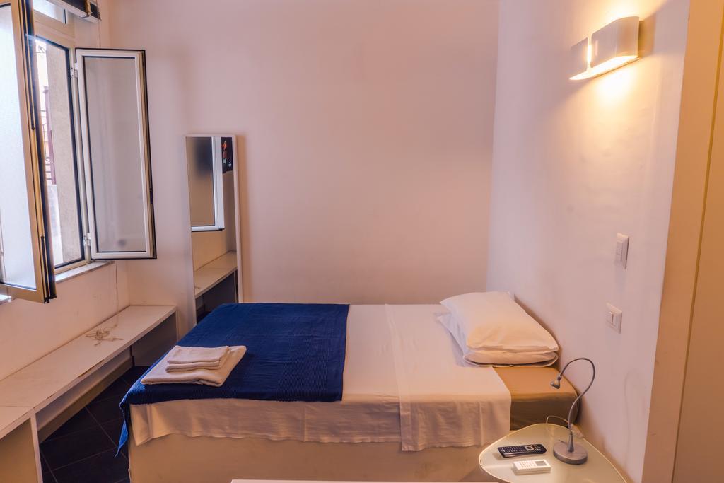 Solobed Lägenhet Reggio Calabria Exteriör bild